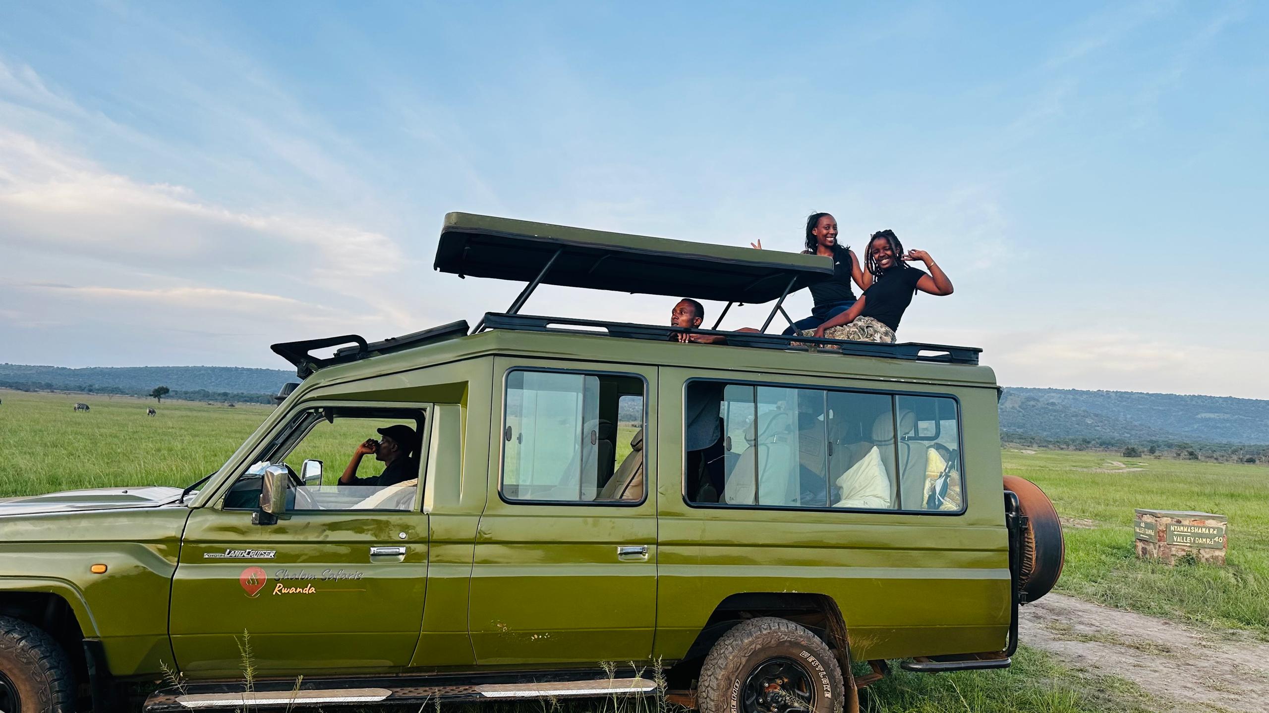 Toyota Land Cruiser Safari 4x4 Pop-up Roof