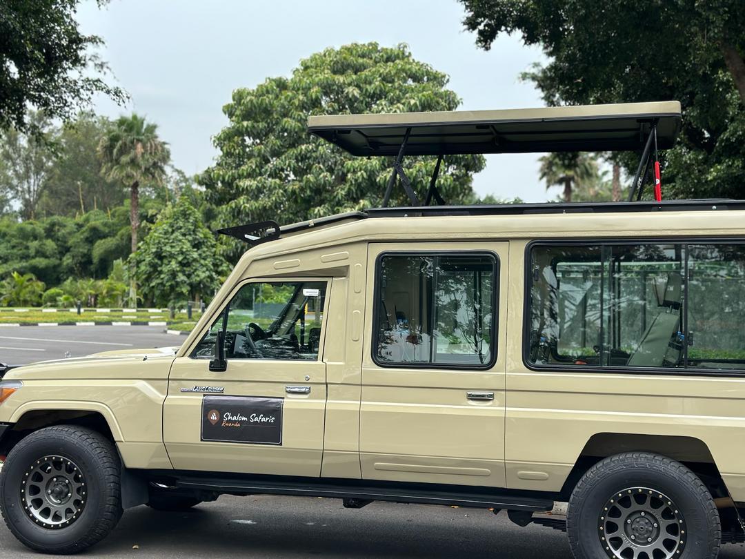 Toyota Land Cruiser Safari 4x4 Pop-up Roof