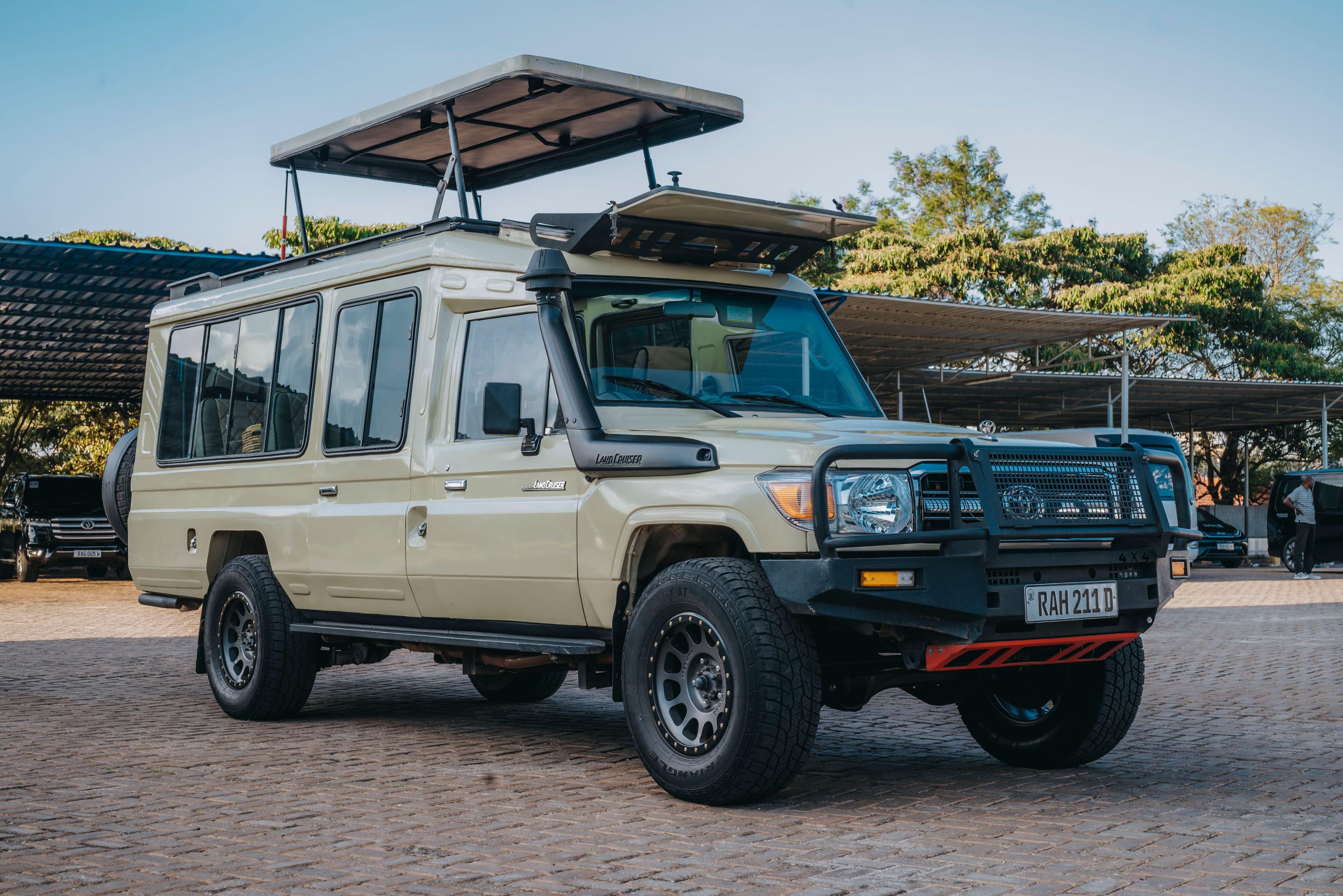 Toyota Land Cruiser Safari 4x4 Pop-up Roof